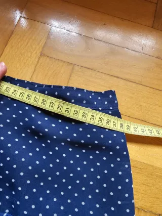 Traje de falda azul con lunares blancos