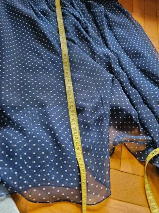 Traje de falda azul con lunares blancos