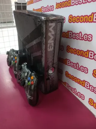 Xbox 360 Slim COD MW3 + 2 controller