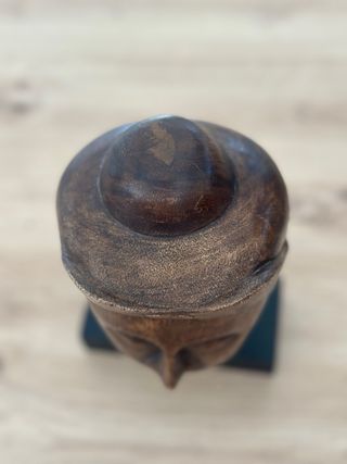 Cabeza de Buda tallada en madera