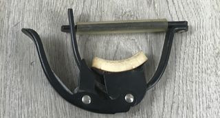 Capotasto mobile per chitarra