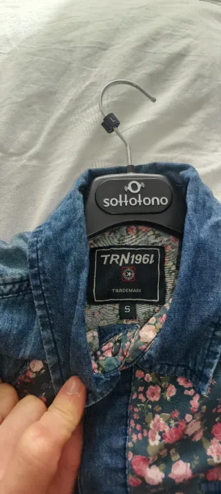 Camicia floreale con inserti in denim