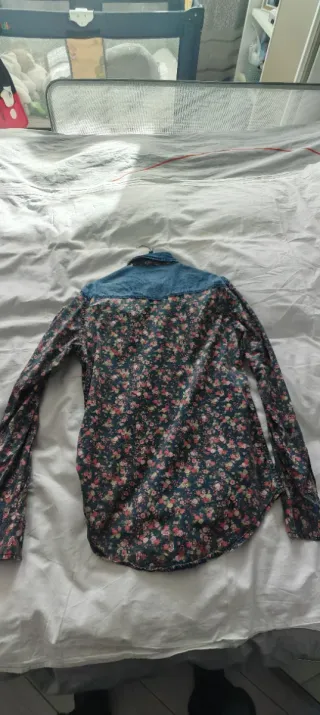 Camicia floreale con inserti in denim