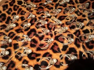 Anillos dorados con perla blanca