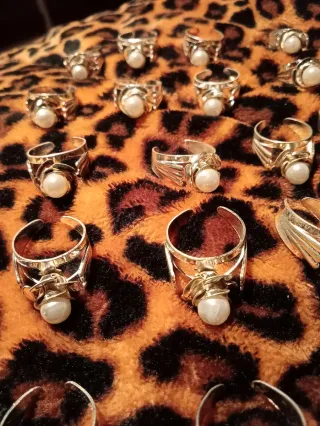 Anillos dorados con perla blanca