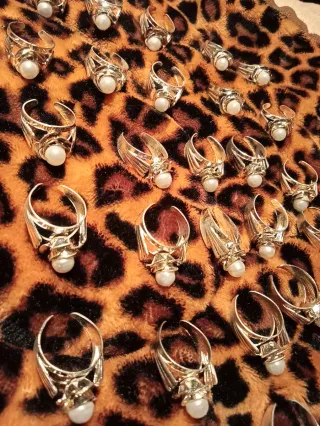 Anillos dorados con perla blanca