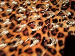 Anillos dorados con perla blanca