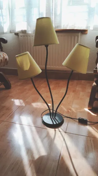 Lámpara de mesa con 3 brazos
