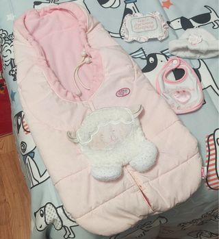 Saco de bebé rosa con accesorios