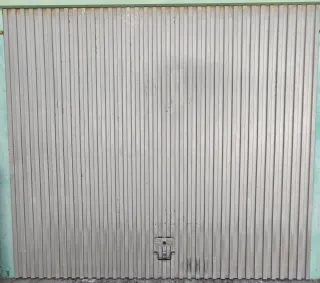 Puerta de hierro abatible de garaje