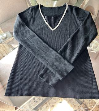 Jersey negro con pedrería y puntilla