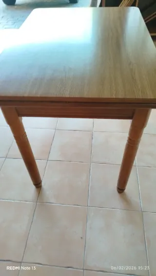 Mesa de cocina extensible de madera con dos alas.