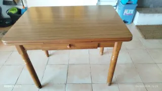 Mesa de cocina extensible de madera con dos alas.