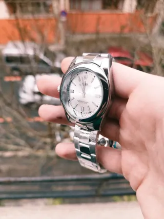 Reloj de pulsera plateado