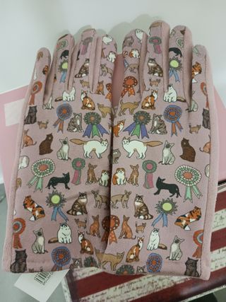 Par de guantes nuevos con etiquetas gato