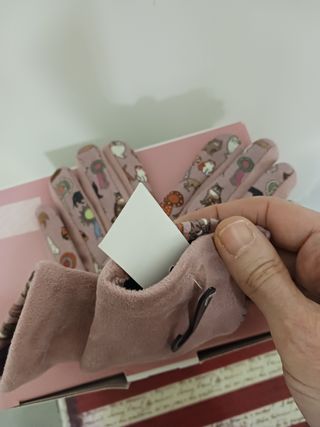 Par de guantes nuevos con etiquetas gato