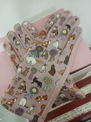Par de guantes nuevos con etiquetas gato