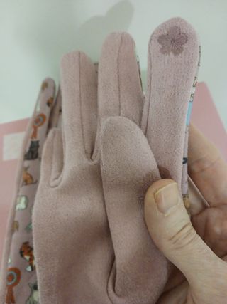 Par de guantes nuevos con etiquetas gato