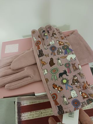 Par de guantes nuevos con etiquetas gato