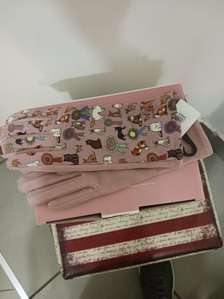 Par de guantes nuevos con etiquetas gato