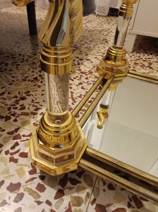 Mesa de cristal y metal dorada