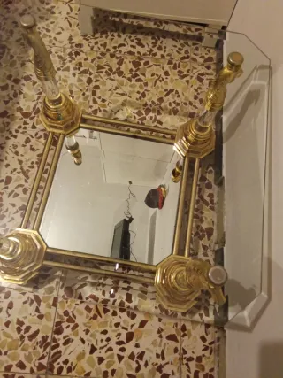 Mesa de cristal y metal dorada