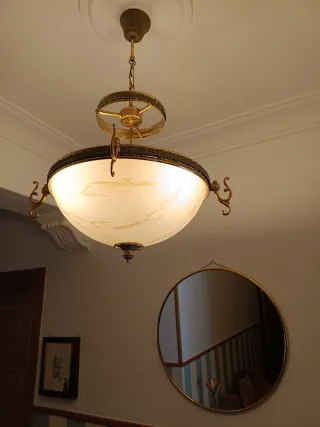 Lámpara colgante dorada con detalles verdes