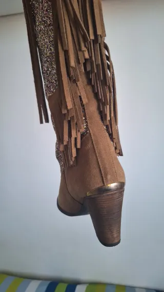 Botas cowboy con flecos y purpurina