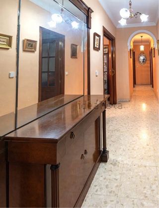 Recibidor de madera y cristal.