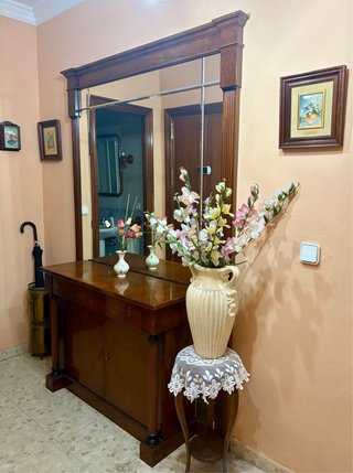 Recibidor de madera y espejo.