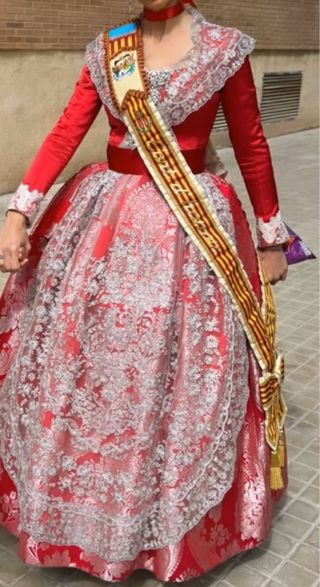 Traje de Fallera Rojo y plata Se alquila