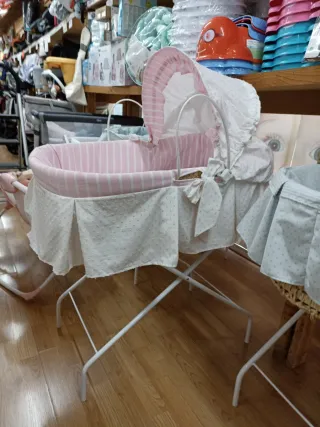Moisés mimbre rosa patas metálicas