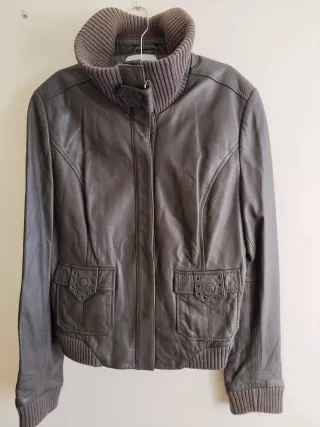 Chaqueta de piel mujer verde oscuro.