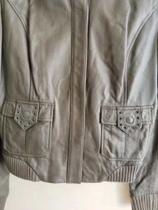 Chaqueta de piel mujer verde oscuro.