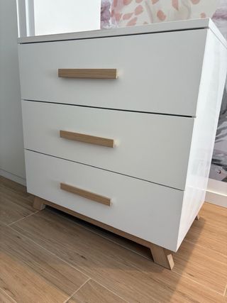 Cómoda y cuna a juego con cambiador y colchon.