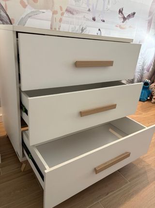Cómoda y cuna a juego con cambiador y colchon.