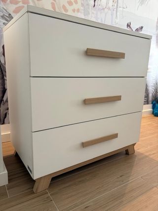 Cómoda y cuna a juego con cambiador y colchon.