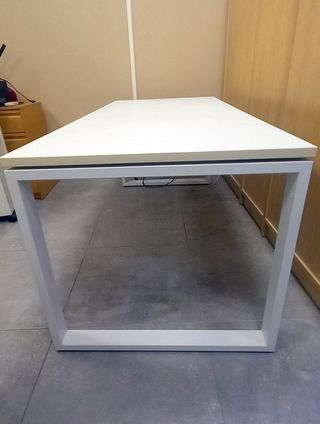 Mesa de oficina y cajonera blanca