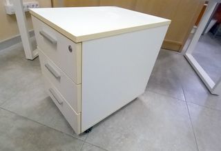 Mesa de oficina y cajonera blanca