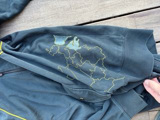 Chaqueta Deportiva New Balance Negra y Amarilla