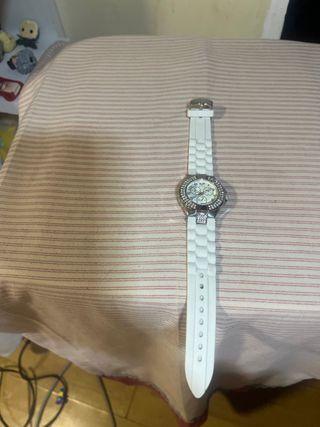 Reloj blanco con detalles plateados
