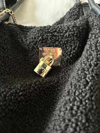 Bolso V73 Negro Peluche con Monedero