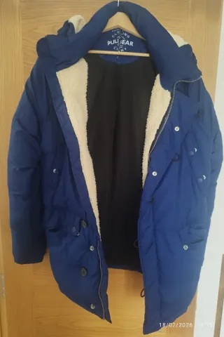 Abrigo azul con capucha y pelo