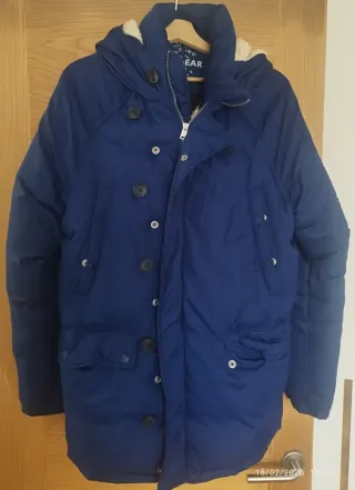 Abrigo azul con capucha y pelo