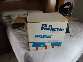 Proyector Paramount Plata y Negro