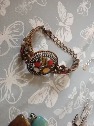 Pulsera de bolitas plateadas.otra de piedras de co