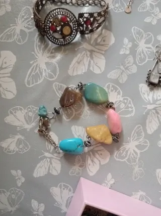 Pulsera de bolitas plateadas.otra de piedras de co