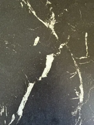 Solería de mármol negro con vetas blancas