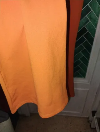 Mono naranja con volantes