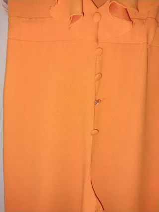 Mono naranja con volantes